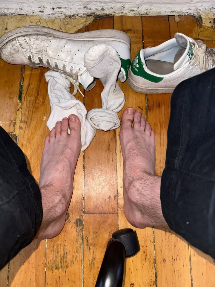 UsendJamescash's tweet photo. Where’s your snout going first?🐽

So much smell &amp; stink

So many triggers for you to leak🤑
#feetfetısh #malefeet #findom #findomfeet #sneakerfetish #smellysocks #bigfeet #cashslave #footpig #footmaster https://t.co/USjFPwq9QD