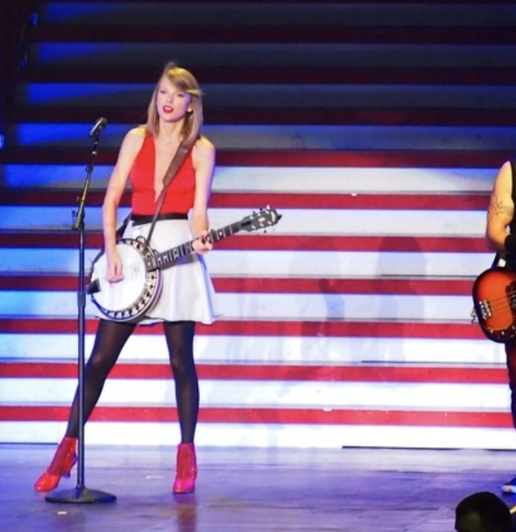 Leamsms's tweet photo. 🔙 | Taylor Swift on the Red Tour in Jakarta,Indonesia

June 4, 2014 https://t.co/M014Xo1LOE