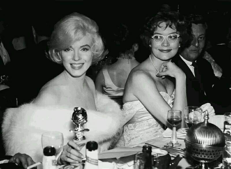 edwereddie's tweet photo. Marilyn Monroe  holding her “Best Actress in a Comedy” golden globe at the 17th Annual Golden Globes Awards on March 8, 1960. https://t.co/YsvGHAQwCV
