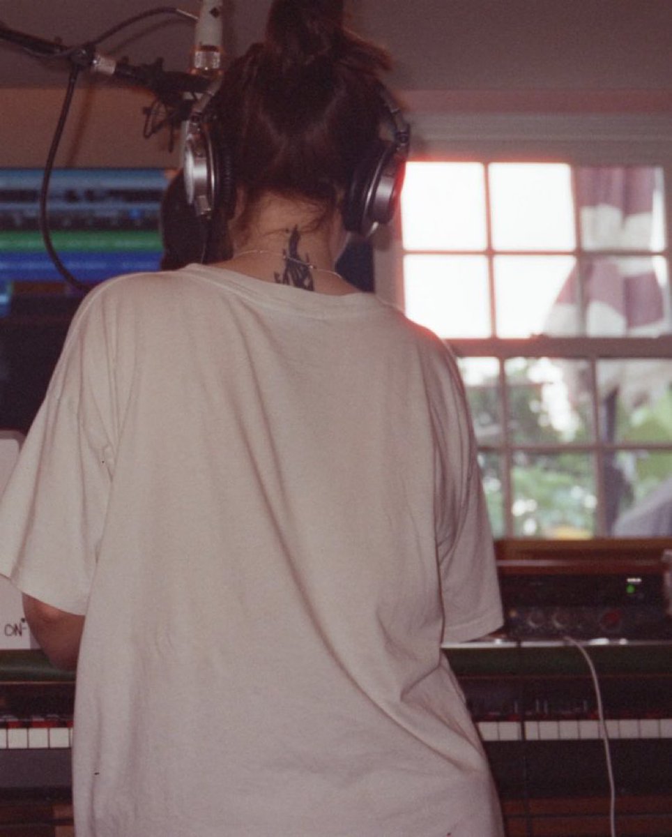 dollybils's tweet photo. everytime billie posts studio pics a fairy is born https://t.co/pHzUZTveSy