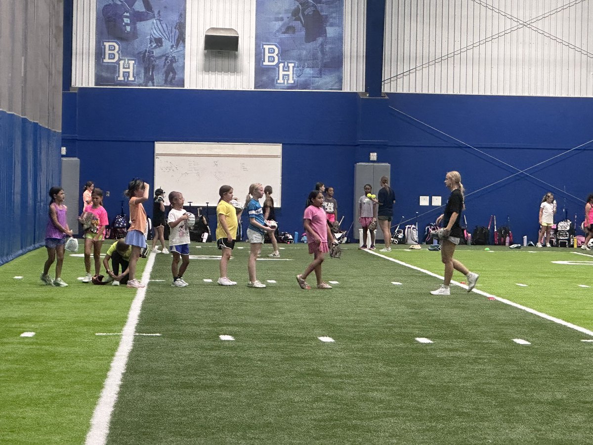 MosleyKK2's tweet photo. I had so much fun helping out with our little eagles softball camp! I got to meet so many girls that have a bright future in our softball program! @Hustle16u27_28s @bh_softball @CoachBubba42722 @TimRamonHNF https://t.co/In4i4l6Zpe