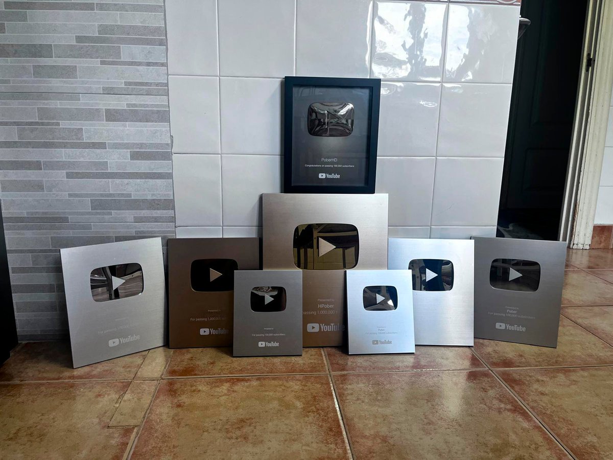 AcademiaPober's tweet photo. si youtube mañana borrase todos mis canales, así haría +5k/mes en tiempo récord

no porque tenga suerte

sino porque llevo +10 años en youtube y sé qué funciona y qué hace perder el tiempo

la primera vez que conseguí hacer estos ingresos me costó años por la falta de conocimientos y perder el tiempo en ideas que nunca funcionaron

después tuve problemas con mis canales y tuve que empezar de nuevo
la segunda vez que lo hice, en tan solo pocos meses ya estaba generando +$6000 al mes

y todo esto por ahorrar estos problemas que le sucede a la mayoría de gente:
la mayoría de la gente elige un nicho que creen que es «bueno», publica cuando le da la gana, persigue ganchos virales y reza para que AdSense les salve
acaban con tres canales que ganan entre 1200 y 3000 dólares al cabo del año

esto es lo que realmente funciona

paso 1: antes de empezar tu canal, prepáralo todo

si vas a lo loco y te creas un nuevo correo,
creas 20 canales
y subes vídeo al instante
probablemente obtengan 0 visitas todos

por ello debes de aumentar la confianza con youtube

si no tienes muchos canales o nunca te han tirado uno,
utiliza un correo que ya tengas
y un canal que por lo menos lleve uno o varios días creado
además de comenzar con calma con un short diario
no satures o youtube te penalizará

y si has tenido problemas previamente con youtube
y gestionas varios canales
te recomiendo utilizar
proxies con un launcher para ellos
yo personalmente uso multilogin x y tubeproxies,
pero puedes utilizar cualquiera
que cumpla con la seguridad necesaria para hacerlo

paso 2: crea una cartera, no un canal
no empezaría con un solo canal. lanzaría 4 en los primeros 30 días.

esto es principalmente porque cuando empiezas un canal,
sobretodo al principio del todo,
donde no tienes el control de que tu contenido viralice
por lo que creando 4 canales y subiendo en ellos los mejores vídeos que seas capaz de hacer
tienes más probabilidades de que tu contenido funcione

una vez haya uno de los 4 que despunte con diferencia
y te es insostenible mantenerlo,
enfócate en ese único canal hasta que tenga
una buena estabilidad

paso 3: la estrategia de monetización
es mi opinión personal esto
es lo que mejor puedes hacer ahora mismo

mucha gente en el mercado está haciendo contenido con IA
sin nunca antes haber experimentado un canal exitoso

esto es muy arriesgado como ahora mismo
está youtube y lo tan probable es que te desmonetizar

por ello lo que yo hago
y es lo que recomiendo hacer

es comenzar con un canal con tu propia marca
→ tu voz
→ tu cara
→ y tu contenido

utilizando una estrategia de contenido que compruebes que funcione
y con ello asegurarte de no tener problemas

para que sea la base y a partir de ahí
poder empezar a escalar

a partir de ahí,
lo mejor es que empieces a probar
→ nuevos canales
→ nuevos proxies
→ nuevos adsenses

de forma que estés lo más seguro posible
y no tengas problemas en el futuro

si recién estuviese empezando
estaría generando +$2000 al mes en el segundo mes
y en 11-12 meses ya estaría generando +$12k

construyendo proyectos sólidos
y estables

si quieres que te mande un vídeo
donde te explico toda la estrategia completa
para que comiences ya

haz rt + comenta “ESTRATEGIA”
para que te mande el vídeo :)
