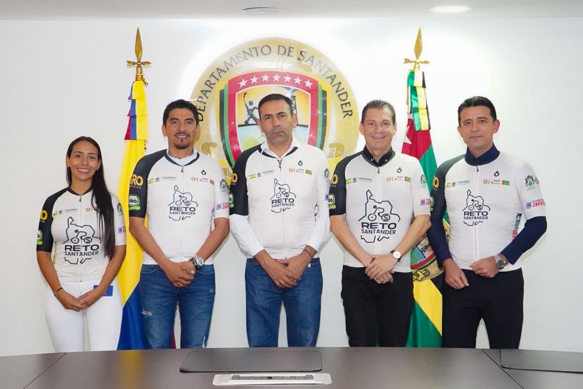 GobdeSantander's tweet photo. 🏁 Santander ya se puso la camiseta del Reto 2026
El gobernador de Santander, MG (R) Juvenal Díaz Mateus, recibió oficialmente el jersey del Reto Santander 2026, dando inicio a la cuenta regresiva para uno de los eventos ciclísticos más importantes del departamento, que se realizará el 14 y 15 de noviembre.
Esta competencia reunirá a cientos de ciclistas y visitantes, consolidando a Santander como escenario de grandes retos deportivos, impulsando el turismo y mostrando al país la belleza de nuestras montañas, carreteras y paisajes.