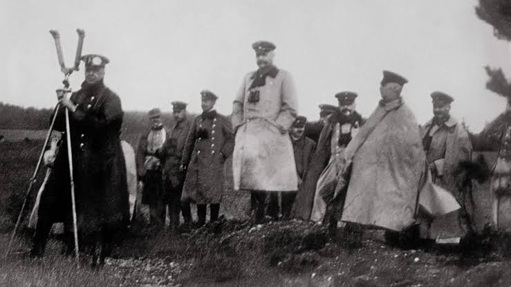 diekaiserlichen's tweet photo. Bei aller berechtigter Kritik zu seiner Rolle 1933, eines kann man Paul von Hindenburg nicht vorwerfen: Er hat das Vaterland nicht an Russland verkaufen wollen. Er hat Ostpreußen von den Russen befreit und mit zu unserem Sieg an der Ostfront im 1. Weltkrieg beigetragen. https://t.co/a9XU6rhyn5