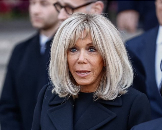 DelormeJul11265's tweet photo. La momie de Macron nous coute une fortune à entretenir ! Le budget annuel de Brigitte Macron, avec son « statut », s'élève à 480.000 euros ! Six bureaux personnels, sept collaborateurs et une coiffeuse à 5.200 euros par mois... 😳

Et on nous parle de « la fin de l’abondance » ? https://t.co/SB7FtLHcqR