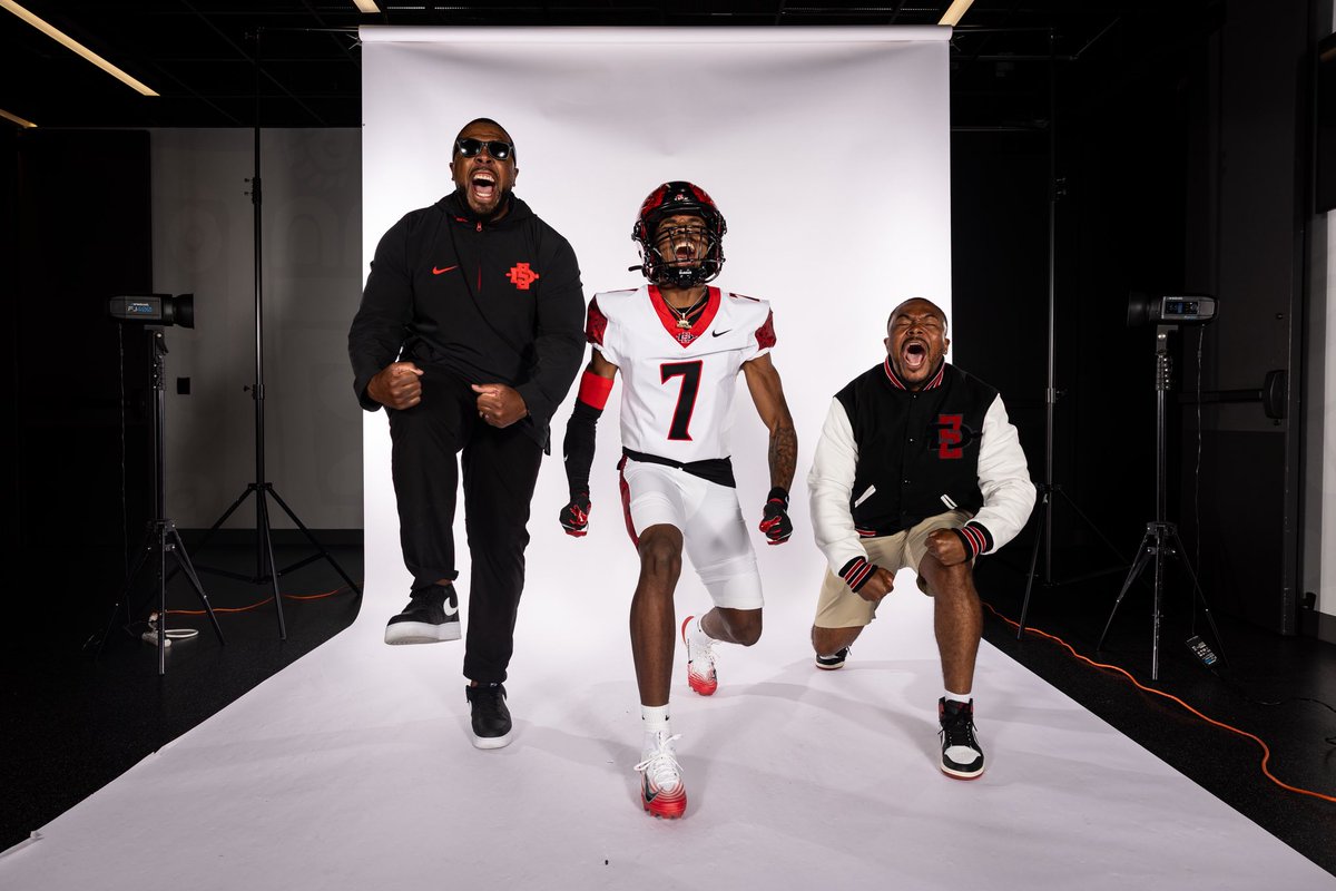 SmithHassan10's tweet photo. Had a GREAT! Offcial Visit at San Diego State this past weekend i want to thank everyone who made it possible and i truly apreciated all the love i got from Daygo!!! @TheHC_CoachLew @CoachSumlerSDSU @CoachAJCoop @CJPollard1 @SeanDillonSDSU #AztecFAST 🍢 #BeTheA1pha🐺 https://t.co/TqHNKNF5nC