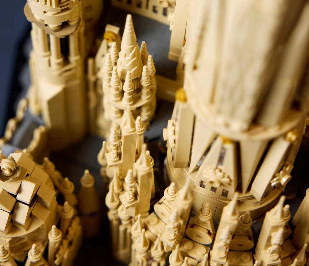 esdotge's tweet photo. Lo mejor del Lego de la Sagrada Familia es que lo puedes dejar a medio y no pasa nada… 

Para comprarlo necesitaras donaciones como en la obra original y luego buscar un buen lugar donde poner esta maravilla a buen recaudo para que tus hijos no la puedan tocar… 

Me lo pido! https://t.co/PalTnb28xj