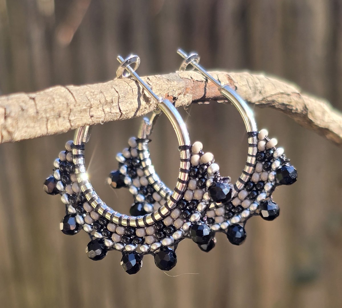 beauxbeautyblog's tweet photo. Grayscale... beaded hoop earrings available in my Et$y shop @ https://t.co/myNxb0ikHt with FREE US shipping... kukwstumckacw- thank you for looking! 🖤🩶🤍 #AlaskaNative #FirstNations #NativeMade https://t.co/Q4DIC5CFZc