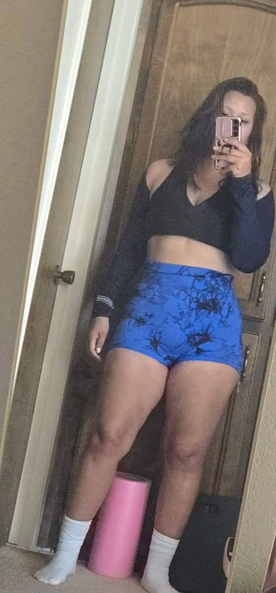GetEmGurl's tweet photo. Me 5'4" weighing in at 160lbs. 

Weight looks different on everyone tho, but I feel this. An extra 10lbs makes me wanna change my lifestyle. Like "oops, I'm getting a little too squishy." https://t.co/jXt1qzBTQu