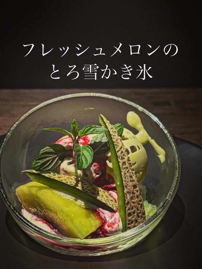 BARjayco's tweet photo. フレッシュメロンから作ったふわっと溶ろけるかき氷。メロンと相性の良い杏仁風味のヨーグルトソース、赤ワインとベリーのソース、メロンバニラアイスを添えて。

#barjayco #新宿スイーツ #新宿デザート #新宿グルメ  #shinjukusweets https://t.co/eNv2i8pJbR https://t.co/jdiR6ycoZh