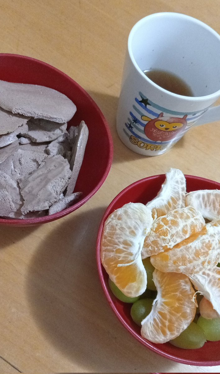 luvlyimo's tweet photo. ultima  refeiçao  do  dia ::  "biscoitinhos"  proteicos,  frutinhas  e  cha https://t.co/2fnjuhOF2t