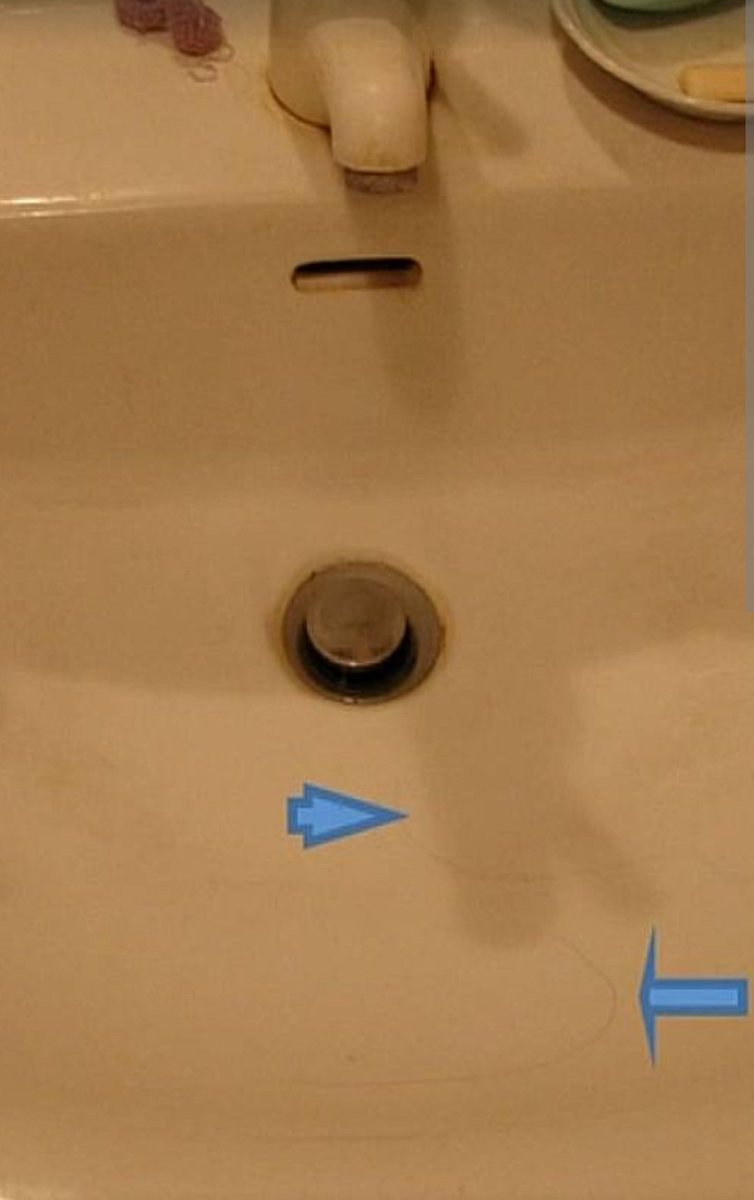 FiloIn89594's tweet photo. @Mimerig @_a1_s2_d3_ Vabbè, io parlavo di arredo 😅
Comunque anche il lavandino "accuratamente pulito", se non è un problema di luci, pare lercio. Attorno allo scarico sembra calcare con depositi ferrosi. https://t.co/wvxh5TcSoZ
