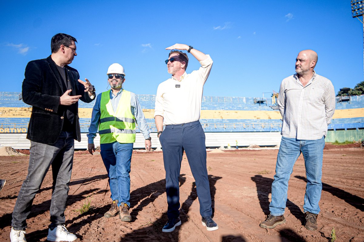 SpLuquenOficial's tweet photo. 🚧 𝗘𝗟 𝗡𝗨𝗘𝗩𝗢 𝗙𝗘𝗟𝗜𝗖𝗜𝗔𝗡𝗢 𝗖Á𝗖𝗘𝗥𝗘𝗦 𝗦𝗜𝗚𝗨𝗘 𝗖𝗥𝗘𝗖𝗜𝗘𝗡𝗗𝗢 🏟️

Esta tarde recibimos la distinguida visita del presidente de la @CONMEBOL, Alejandro Domínguez, quien recorrió las instalaciones y constató el gran avance de las obras que marcarán un hito en la historia de nuestra institución.

Cada día más cerca del nuevo Feliciano Cáceres. 💙💛