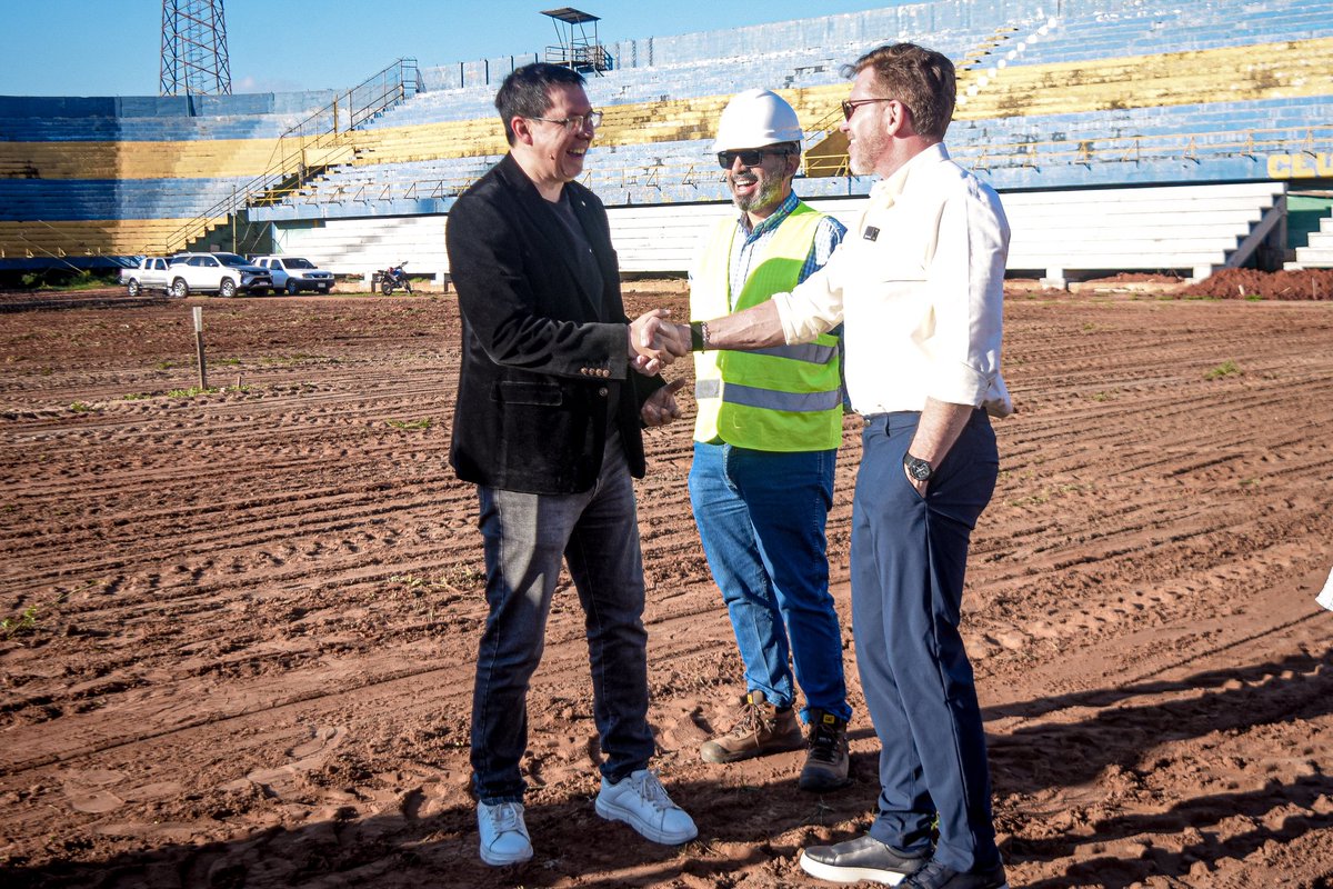 SpLuquenOficial's tweet photo. 🚧 𝗘𝗟 𝗡𝗨𝗘𝗩𝗢 𝗙𝗘𝗟𝗜𝗖𝗜𝗔𝗡𝗢 𝗖Á𝗖𝗘𝗥𝗘𝗦 𝗦𝗜𝗚𝗨𝗘 𝗖𝗥𝗘𝗖𝗜𝗘𝗡𝗗𝗢 🏟️

Esta tarde recibimos la distinguida visita del presidente de la @CONMEBOL, Alejandro Domínguez, quien recorrió las instalaciones y constató el gran avance de las obras que marcarán un hito en la historia de nuestra institución.

Cada día más cerca del nuevo Feliciano Cáceres. 💙💛