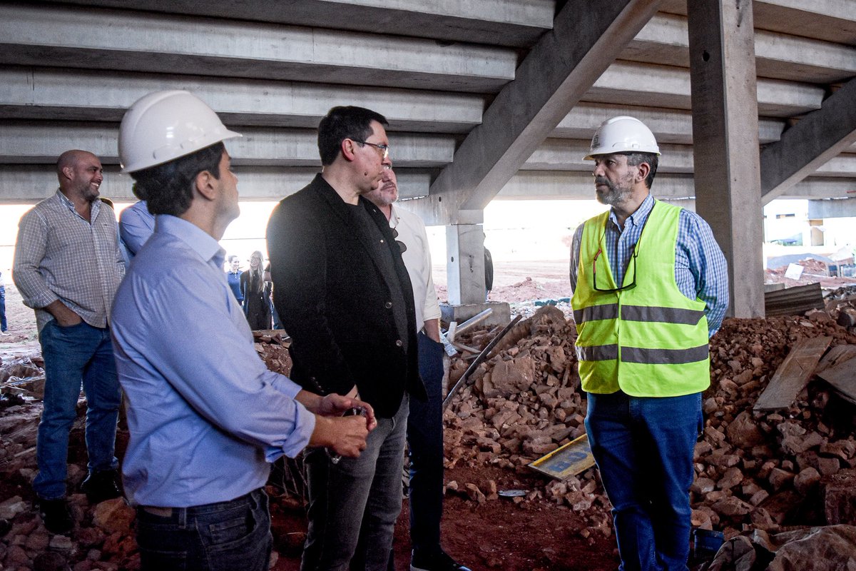SpLuquenOficial's tweet photo. 🚧 𝗘𝗟 𝗡𝗨𝗘𝗩𝗢 𝗙𝗘𝗟𝗜𝗖𝗜𝗔𝗡𝗢 𝗖Á𝗖𝗘𝗥𝗘𝗦 𝗦𝗜𝗚𝗨𝗘 𝗖𝗥𝗘𝗖𝗜𝗘𝗡𝗗𝗢 🏟️

Esta tarde recibimos la distinguida visita del presidente de la @CONMEBOL, Alejandro Domínguez, quien recorrió las instalaciones y constató el gran avance de las obras que marcarán un hito en la historia de nuestra institución.

Cada día más cerca del nuevo Feliciano Cáceres. 💙💛