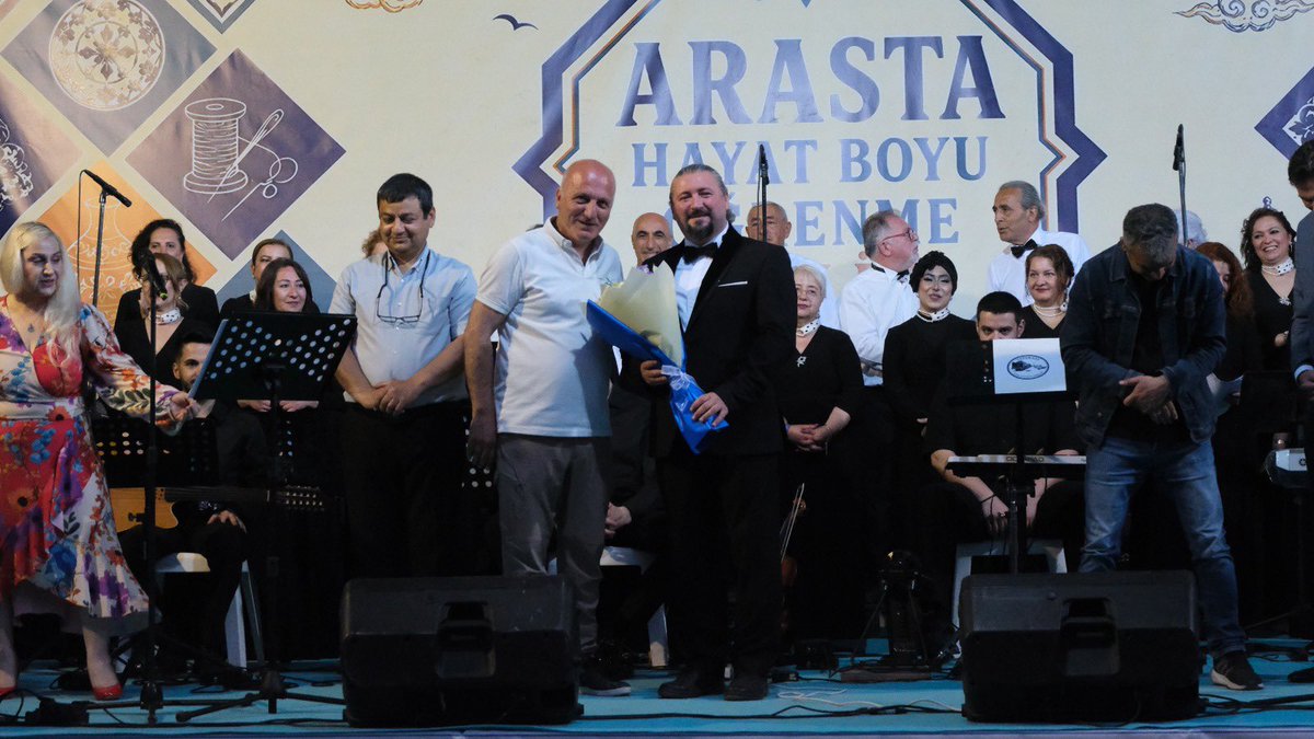 TepebasiMem's tweet photo. Arasta: Hayat Boyu Öğrenme Şenliği Akşam Programı Yoğun İlgi Gördü

Arasta: Hayat Boyu Öğrenme Şenliği kapsamında gerçekleştirilen akşam programında Türk Sanat Müziği konseri vatandaşlarımızın yoğun katılımıyla gerçekleştirildi.

Konser boyunca birbirinden kıymetli eserler seslendirilirken, ziyaretçiler Arasta dükkânlarını ve atölye alanlarını gezerek geleneksel sanat ve zanaat çalışmalarını yakından inceleme fırsatı buldu.

Kültür, sanat ve öğrenmenin buluştuğu şenliğimiz, gün boyu süren etkinliklerle büyük ilgi gördü.