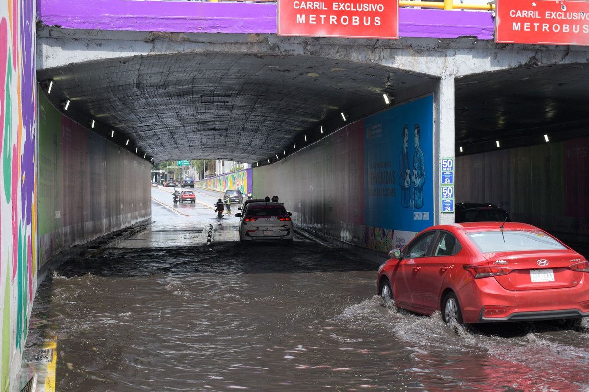 El_Universal_Mx's tweet photo. 🌧️Quedó inundado por intensas lluvias el puente vehicular que cruza por debajo de Calzada de Tlalpan, a la altura del metro Xola

#FOTOS: Santiago Cadena | EL UNIVERSAL https://t.co/hDWhp0PpDv