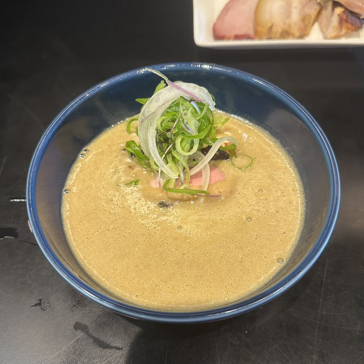 ra__meln's tweet photo. らぁ麺 飛鶏@春日井（5/31）

濃厚地鶏白湯つけそば
TP：肉まし

チュルツルモチもちっとコシ抜群な手揉み麺はピロピロで啜り心地最高🍜
つけ汁との絡み🙆🏻‍♂️

鶏の旨味とコク抜群なドロり濃厚つけ汁がめちゃ旨🐔
マロみもありつつ塩味と魚介もいい塩梅🐟

鶏豚チャーシュー絶品🫶🏻

最高に美味しかった🥹 https://t.co/1bYKrYtTnV