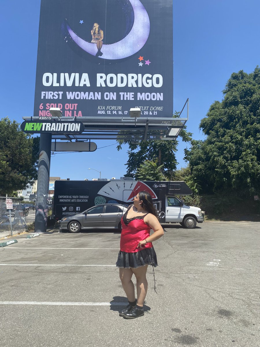 thcluvs's tweet photo. @LiviesHQ hii besties im totally free all next weekend for la promo week and if yall need someone to arrive with events i am here and im happy to arrive i have been liv since debut and love yall soooo much💘😇 @LiviesHQ @oliviarodrigo https://t.co/06TbErngTF