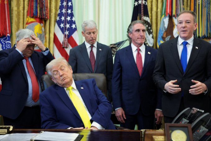 covie_93's tweet photo. Notice how the members of his cabinet aren't looking at him so they can tell Congress that they never saw him sleeping? https://t.co/BRDxpn38h5