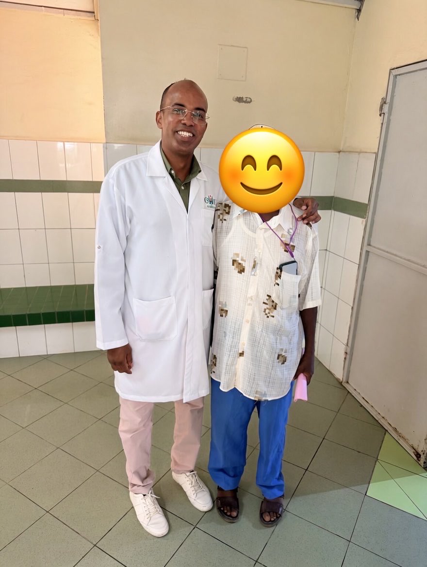 SouleimanNourAy's tweet photo. Il est des jours où l’on rentre chez soi le cœur léger mais conscient que derrière chaque succès se trouve avant tout la volonté et la grâce d’Allah.

Aujourd’hui, dans les couloirs de l’Hôpital Général Peltier (@CHUDjibouti ), j’ai eu le bonheur de croiser un patient de 60 ans que j’avais opéré en mars 2025 d’un cancer du côlon gauche par laparoscopie. 
À l’époque, le diagnostic avait été posé suffisamment tôt pour permettre une prise en charge rapide. Après son intervention chirurgicale par laparoscopie, il avait poursuivi son traitement par chimiothérapie à l’Hôpital de la Police sous la conduite du Dr Awaleh Ahmed (@DrAwaleh ) que je tiens à remercier fraternellement pour son dévouement et son engagement auprès des patients atteints de cancer à Djibouti.

Avec une émotion difficile à décrire, il m’a annoncé aujourd’hui qu’il venait d’être déclaré guéri de son cancer.

Alhamdoulillah.

Sa prise en charge a été réalisée intégralement à Djibouti. Du diagnostic à l’intervention chirurgicale, puis à la chimiothérapie et au suivi, toutes les étapes de son parcours de soins ont été assurées dans notre pays. C’est une réalité dont nous pouvons collectivement être fiers.

Cette histoire est aussi un message d’espoir. Le cancer colorectal n’est pas une fatalité. Lorsqu’il est dépisté précocement, les chances de survie à cinq ans dépassent 90 %.

C’est pourquoi le dépistage est recommandé dès l’âge de 45 ans chez les personnes sans facteur de risque particulier, et plus tôt en présence d’antécédents familiaux. Un simple test de recherche de sang dans les selles peut permettre d’identifier une anomalie avant même l’apparition des premiers symptômes et conduire, au besoin, à une coloscopie.

Faites-vous dépister et encouragez vos proches à faire de même. 

#Djibouti #Cancer