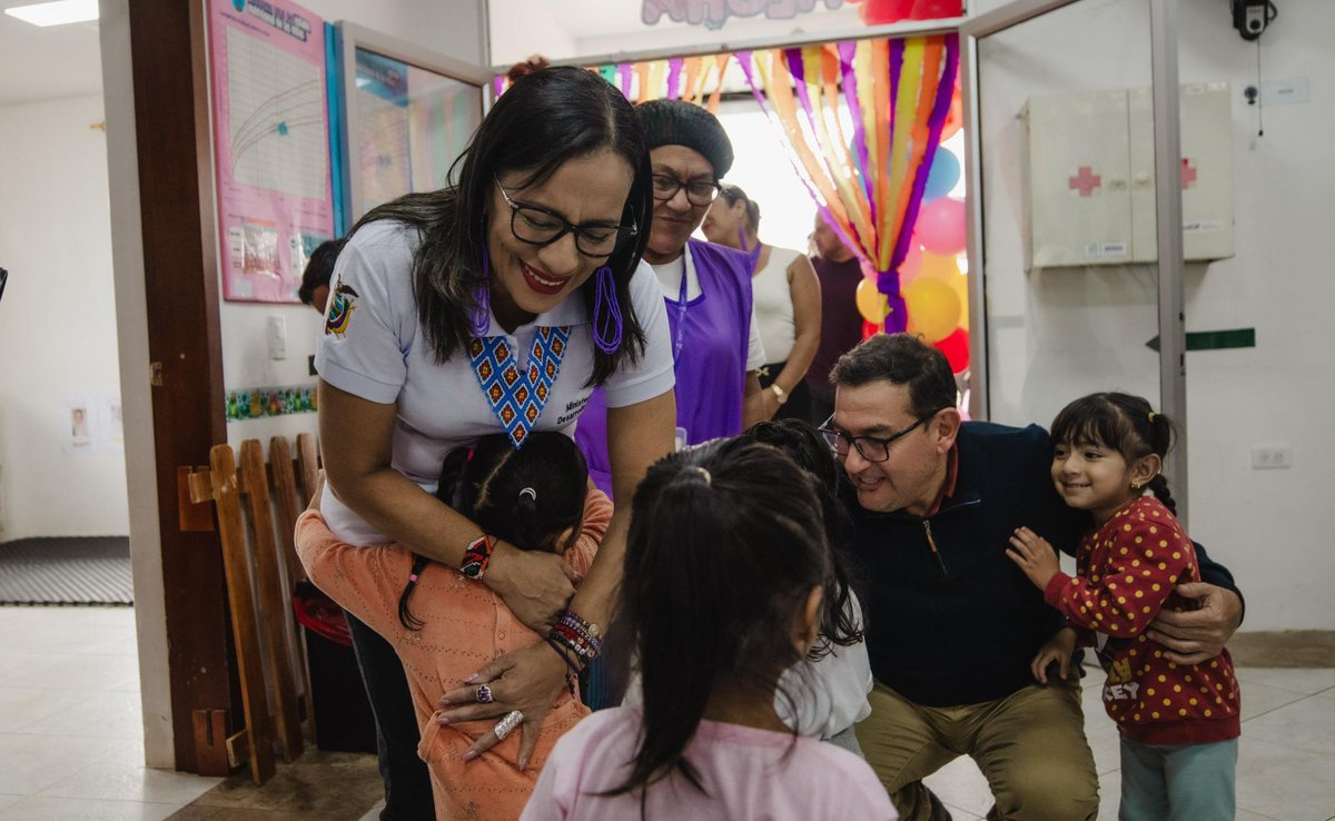 DHumanoEc's tweet photo. 📍#Pastaza | La ministra @zaidarovira recorrió el CDI Ciudad de los Niños para verificar la calidad de los servicios y las condiciones en las que se desarrollan 126 niñas y niños. Este espacio está conformado por los centros: Los Camilitos, Carita de Dios y Mi Segundo Hogar. https://t.co/AobGI3PsIP