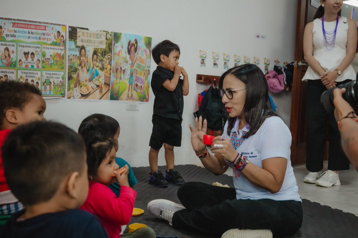 DHumanoEc's tweet photo. 📍#Pastaza | La ministra @zaidarovira recorrió el CDI Ciudad de los Niños para verificar la calidad de los servicios y las condiciones en las que se desarrollan 126 niñas y niños. Este espacio está conformado por los centros: Los Camilitos, Carita de Dios y Mi Segundo Hogar. https://t.co/AobGI3PsIP