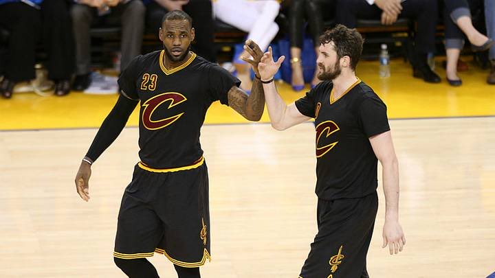 IsaacOkoroFan's tweet photo. Trust me, it could be much worse. 

Your team could’ve won a championship in black sleeved jerseys that effectively replaced navy in the team’s color palette. https://t.co/7EmgA4yyM3