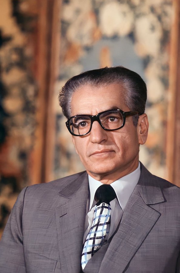 Cap26_NY's tweet photo. شاهنشاه آریامهر فقید در سال ۱۹۷۴ در یک اقدام بی‌سابقه، ۲۵ درصد از سهام شرکت عظیم آلمانی Friedrich Krupp AG را خریداری کرد.
بدین وسیله توانست تکنولوژیِ تولید فولاد باکیفیت، ماشین‌آلات سنگین و دانش مهندسیِ روز را مستقیماً برای پروژه‌های عمرانی به ایران منتقل کند.
#جاویدشاه https://t.co/wcIjwWFRZm