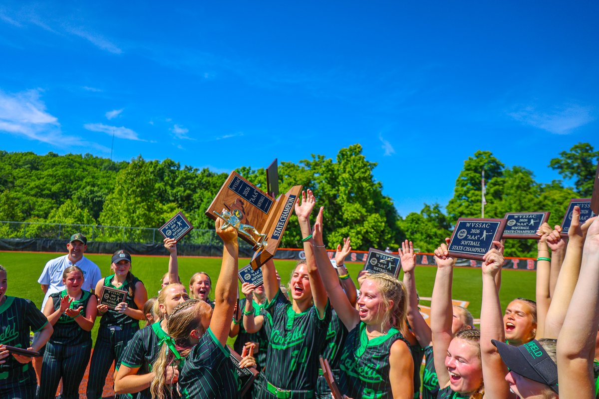 MetroNewsSports's tweet photo. No quit, all grit: Winfield overcomes three-run deficit to defeat John Marshall in 8 innings for fourth straight state championship:
https://t.co/8wFkIikXtZ
#wvprepsb https://t.co/jt4wA9OfVk