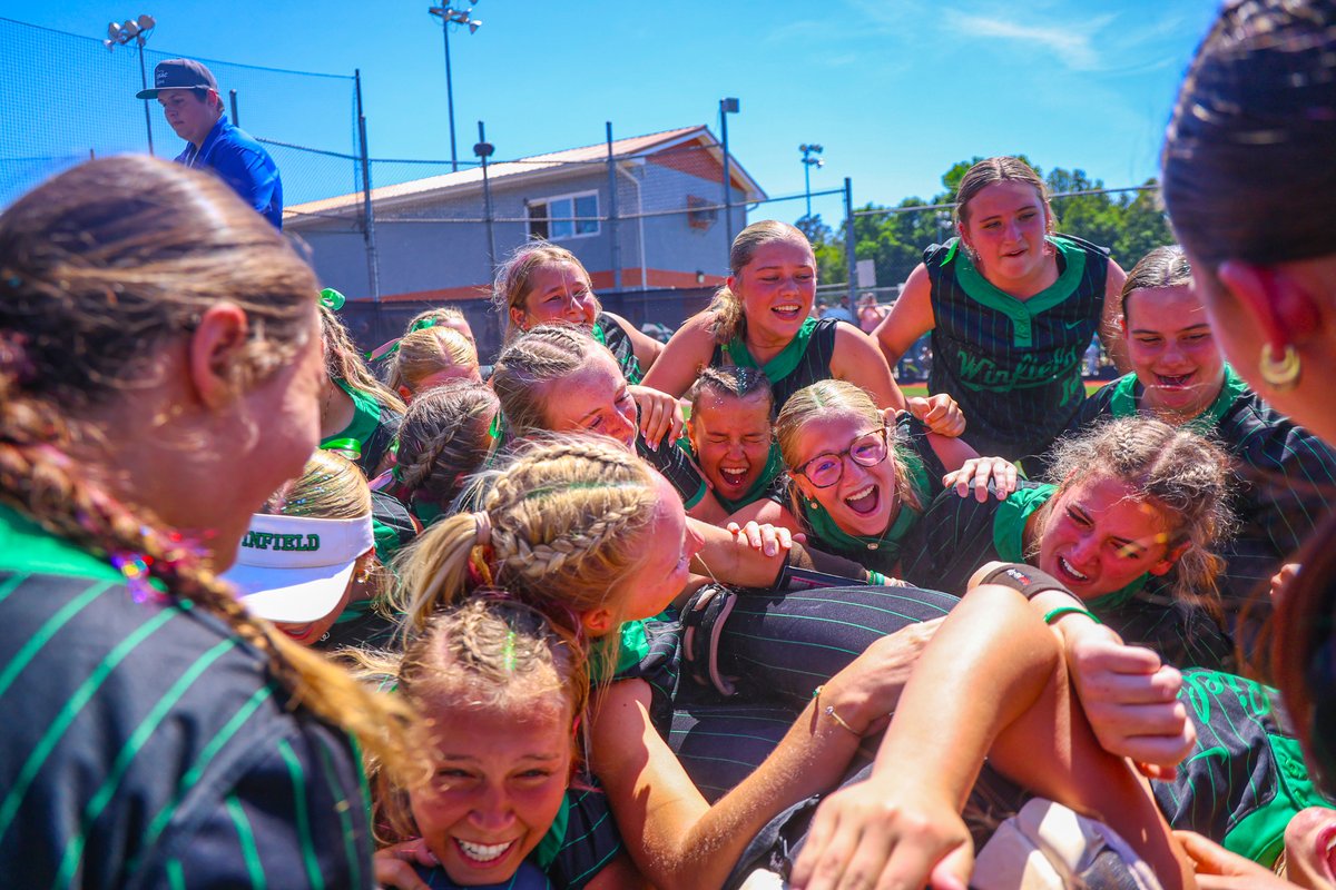 MetroNewsSports's tweet photo. No quit, all grit: Winfield overcomes three-run deficit to defeat John Marshall in 8 innings for fourth straight state championship:
https://t.co/8wFkIikXtZ
#wvprepsb https://t.co/jt4wA9OfVk
