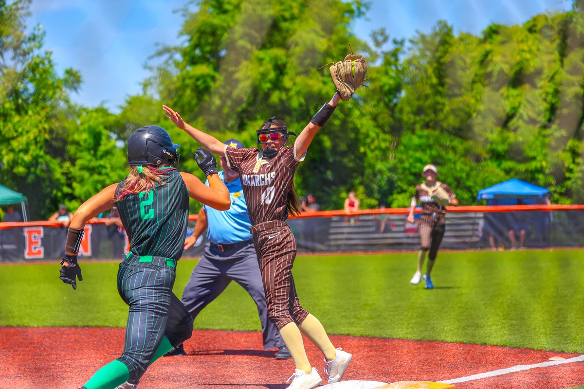 MetroNewsSports's tweet photo. No quit, all grit: Winfield overcomes three-run deficit to defeat John Marshall in 8 innings for fourth straight state championship:
https://t.co/8wFkIikXtZ
#wvprepsb https://t.co/jt4wA9OfVk