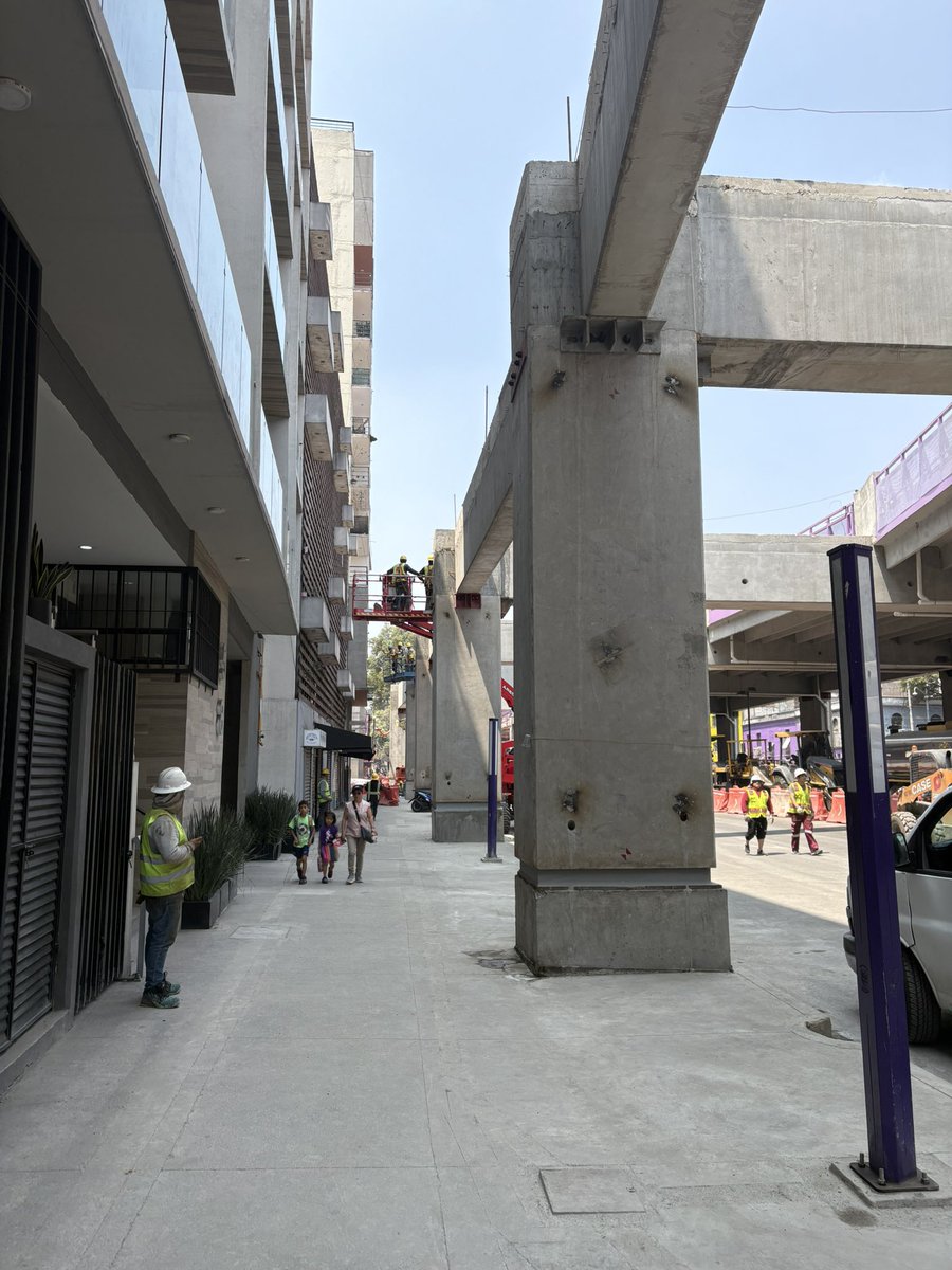 EcharriCotler's tweet photo. La calle debería ser para el peatón. 

Este puente peatonal no es un parque, y no soluciona el problema de movilidad. Simplemente le deja la calle a los coches, y para los peatones, puentes y túneles. https://t.co/gCh5SdMRds