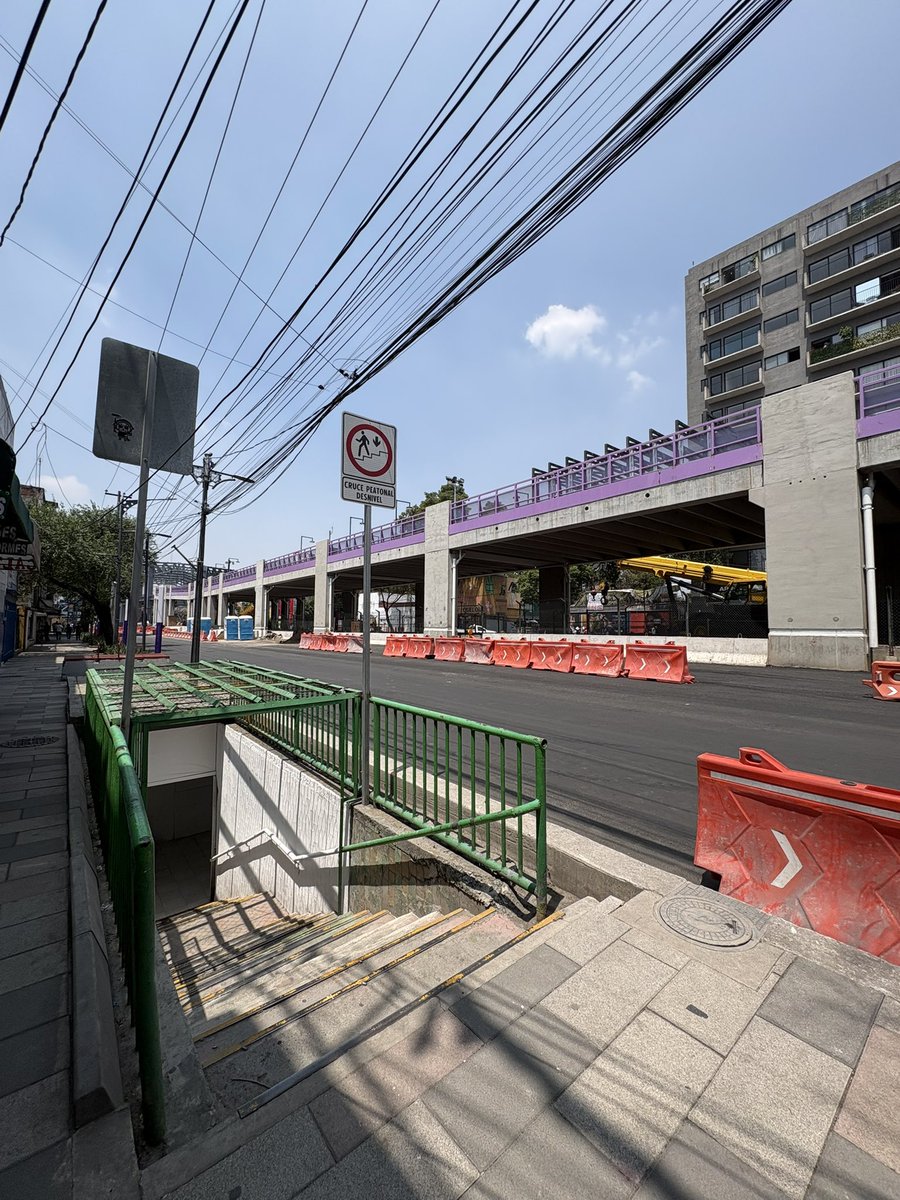 EcharriCotler's tweet photo. La calle debería ser para el peatón. 

Este puente peatonal no es un parque, y no soluciona el problema de movilidad. Simplemente le deja la calle a los coches, y para los peatones, puentes y túneles. https://t.co/gCh5SdMRds