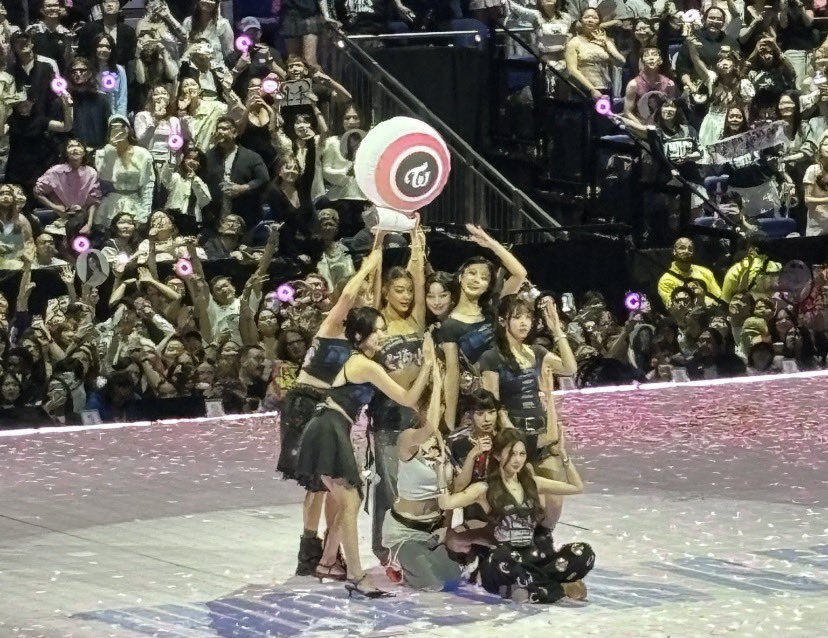 sc_8p1's tweet photo. Today’s photo with the Candy Bong… omg this is the cutest funniest thing ever😭 https://t.co/4MOugtDWNx