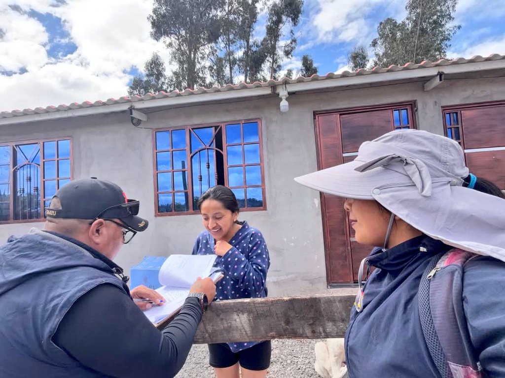 DPS_Chimborazo's tweet photo. #Guano | Este día el equipo 👨‍⚕️👩‍⚕️de salud se desplegó en territorio para realizar el Monitoreo de Vacunación 💉 contra el Sarampión y la Rubéola (SR).

Visitamos varios sectores para verificar que nuestros niños 👦 👧 estén protegidos. https://t.co/RzbVbMciW2