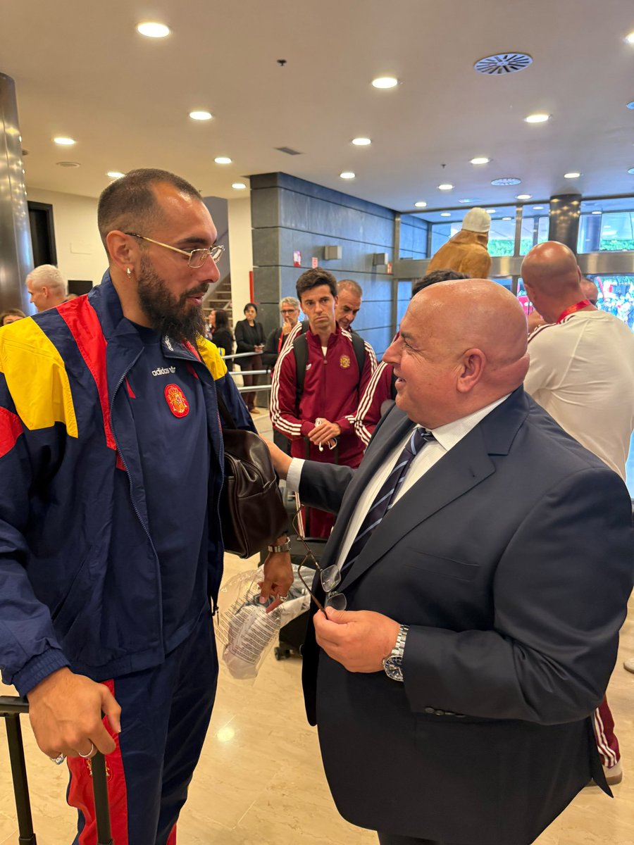 futgal's tweet photo. 💙 ORGULLO GALEGO NA @SEFutbol 

@pabloprietoRFGF felicitou persoalmente a @BorjaIglesias9 pola súa convocatoria para o Mundial

GALEGOS FACENDO HISTORIA. https://t.co/WTOuXWojqF