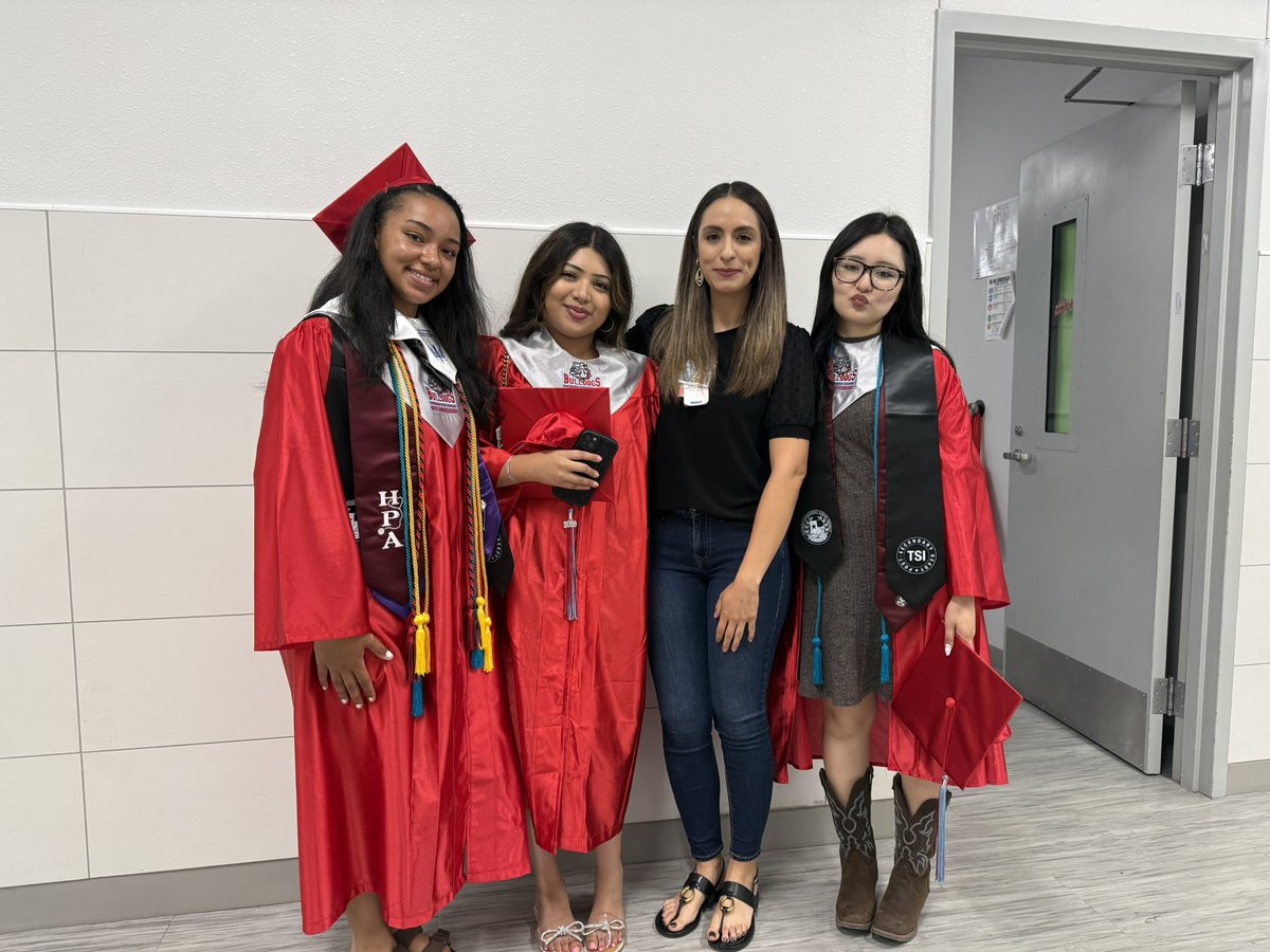 AmandaRodulfo's tweet photo. Congratulations to class of 2026 🥳 👩‍🎓 
The big day has finally arrived!!🖤 
#sisd #Bulldogs #HPA #HealthProfessionsAcademy https://t.co/JNTxM8zLQX