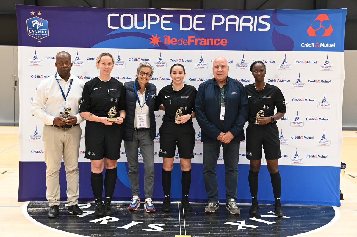 LPIFF75's tweet photo. @iledefrance @le_Parisien @D75foot @District93foot @District_92 @CreditMutuel @DiamantFutsal @ParisSporting @ChristineAubere @CouchouxP Les arbitres et le délégué de cette finale ! https://t.co/CxPN0P58UT