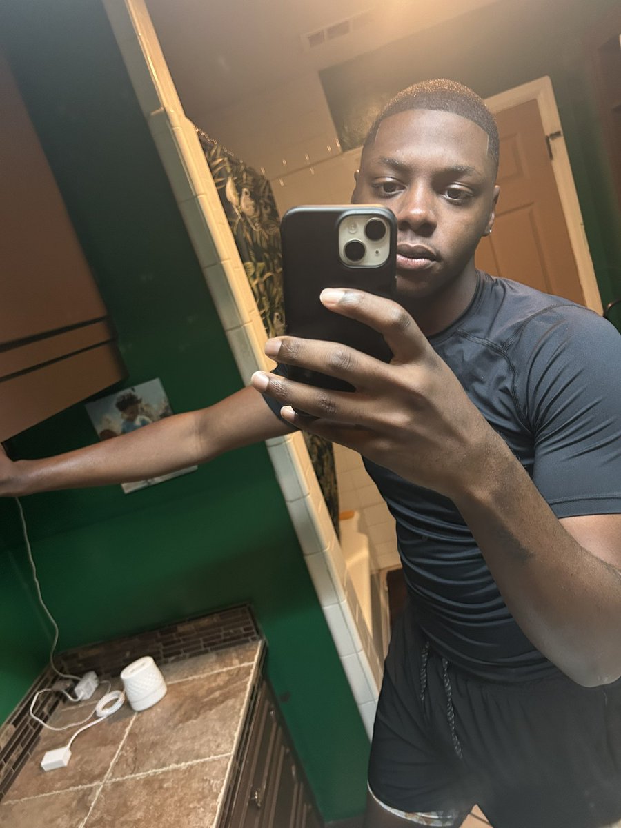itsmikhyd's tweet photo. i look good af icl https://t.co/OMK27oQeTd