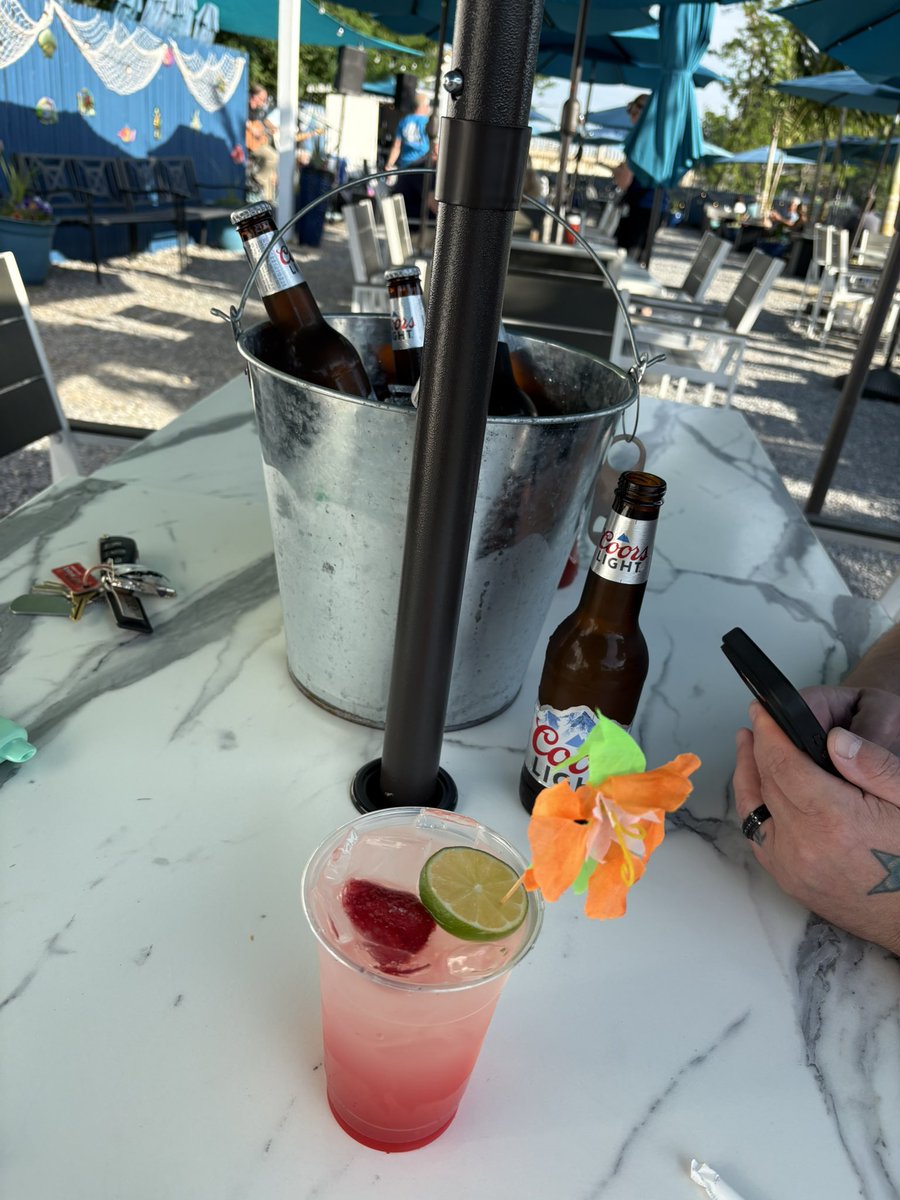 BeccaC78's tweet photo. The Clam Bar is officially open for the season! Enjoying some drinks with my better half and waiting for some lobster. #cheers https://t.co/wLgM4SdQoM