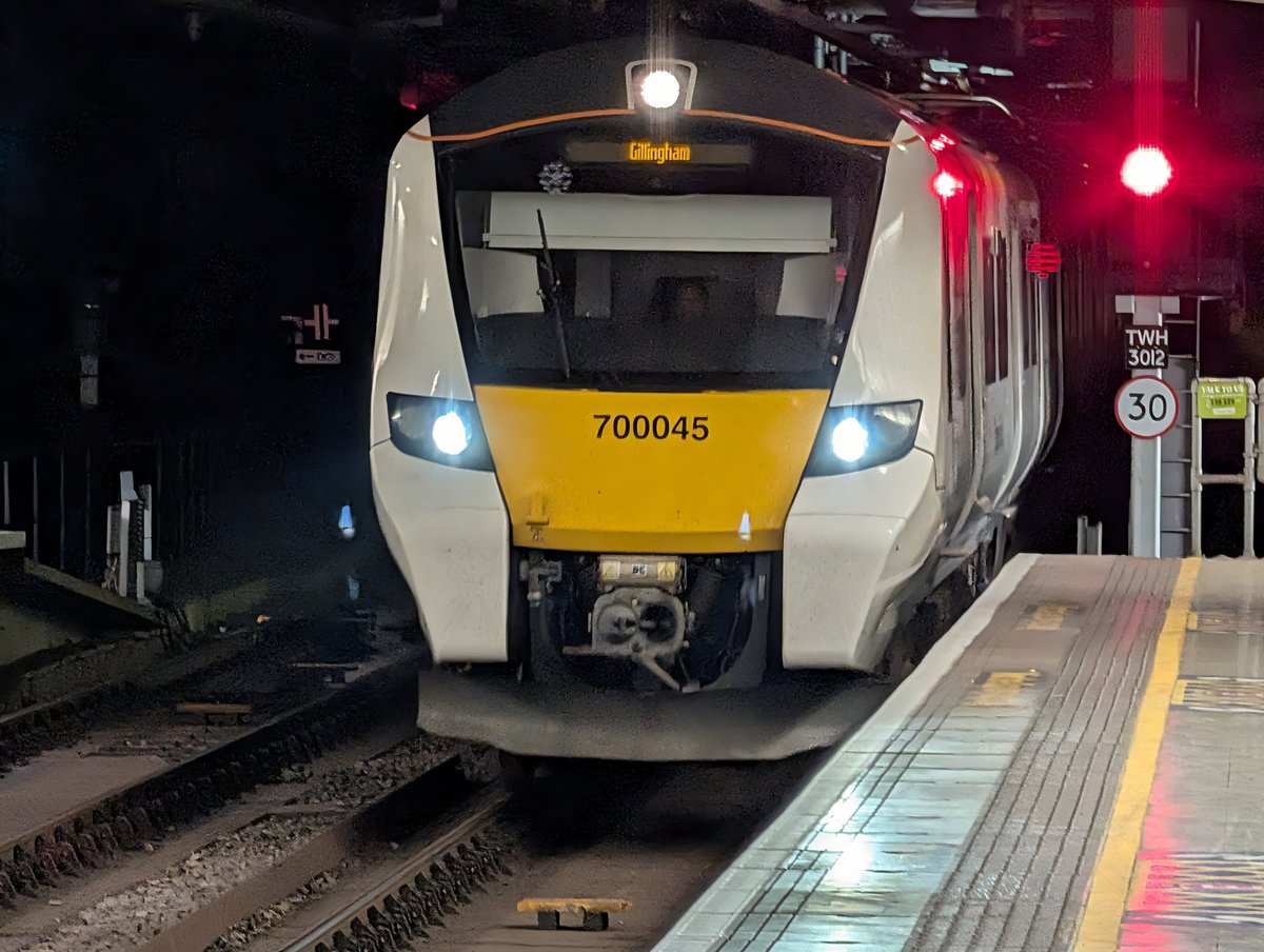 TheMurkyDepths's tweet photo. Late night Thameslink. 

Looking forward to the service being halved next month under order of this government. https://t.co/rUXOvvg7cb