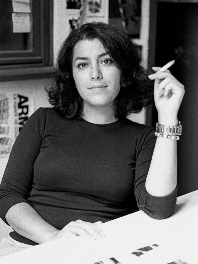 GokcePehlvnoglu's tweet photo. Marjane Satrapi, İran doğumlu bir çizer, yazar ve film yönetmeniydi. Dünyaca ünlü otobiyografik çizgi romanı ve daha sonra filme uyarlanan Persepolis ile tanındı. Eserlerinde İran Devrimi sonrası yaşamı, kadın haklarını, sürgünü, kimlik arayışını ve özgürlük temalarını işledi.

1969 yılında İran'ın Reşt kentinde doğdu. Genç yaşta Avrupa'ya taşındı ve daha sonra Fransa'da yaşamaya başladı. 2000 yılında yayımlanan Persepolis, İran'da çocukluk ve gençlik yıllarını anlattığı için büyük ilgi gördü. 2007'de aynı adlı animasyon filmi yönetti; film Cannes'da ödül kazandı ve Oscar'a aday gösterildi.

Satrapi ayrıca Chicken with Plums, The Voices ve Radioactive gibi filmlere de imza attı.

Marjane Satrapi, 4 Haziran 2026'da Paris'te 56 yaşında hayatını kaybetti. Ailesinin açıklamasına göre, ölümünden yaklaşık bir yıl önce hayat arkadaşı ve eşi olan Mattias Ripa'yı kaybetmişti. Yakınları, Satrapi'nin eşinin ölümünden sonra derin bir üzüntü yaşadığını ve "acıdan öldüğünü" ifade etti. Basında yer alan haberlere göre ailesi, ölümünü büyük ölçüde bu yas sürecine bağladı.

Kısacası, Marjane Satrapi sadece başarılı bir sanatçı değil; İranlı kadınların, göçmenlerin ve sürgünde yaşayan insanların hikâyelerini dünyaya anlatan en önemli çağdaş sinema ve edebiyat figürlerinden biriydi. Özellikle Persepolis, hem çizgi roman hem de sinema tarihinde önemli bir eser olarak kabul edilir.

Rest in Peace & Love... #MarjaneSatrapi