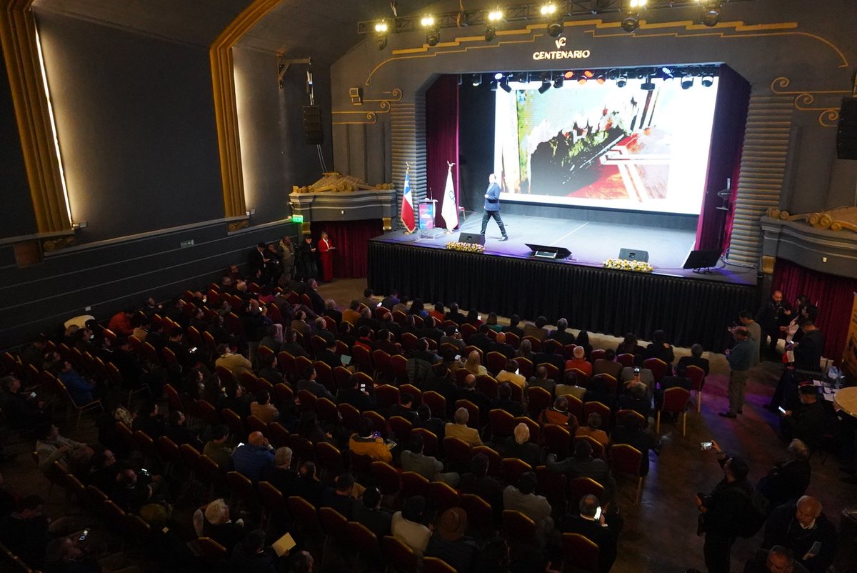 ACHMChile's tweet photo. En el marco del Encuentro Nacional de Alcaldes y Alcaldesas ACHM 2026, el ministro de Vivienda y Urbanismo, Iván Poduje, expuso el parte del plan de 2030 del ministerio, abordando los principales desafíos habitacionales y urbanos. https://t.co/nxKZI1WGrd