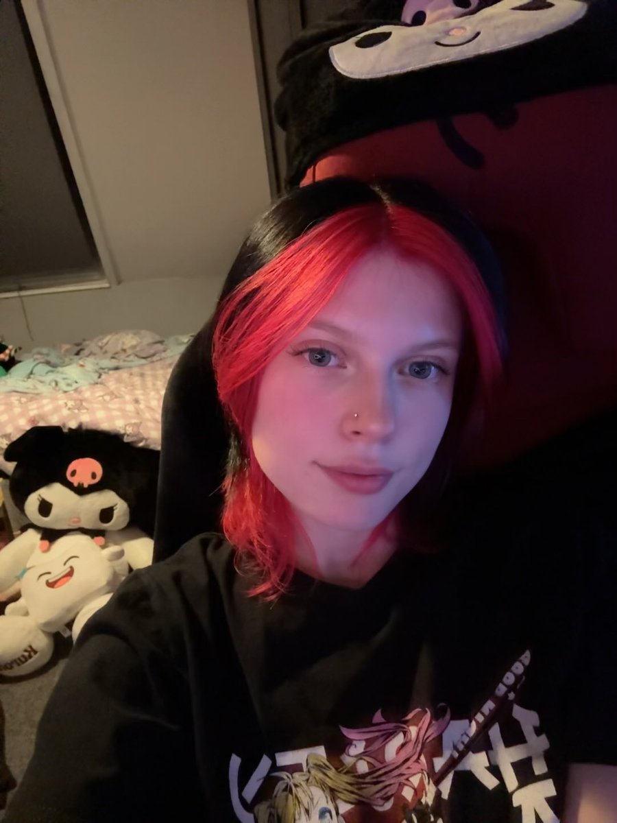 emifaye_'s tweet photo. New hair, who dis? 
Live playing deadlock https://t.co/pjDF9YToUn