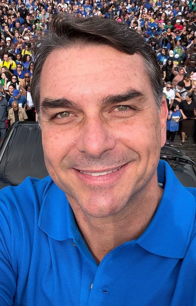 FatimaFagunde10's tweet photo. No primeiro plano um ladrão de dinheiro público, ao fundo gente descerebrada. O Brasil é resultado dessa mistura. Deus tá vendo... https://t.co/Pw0QrQ6NJk