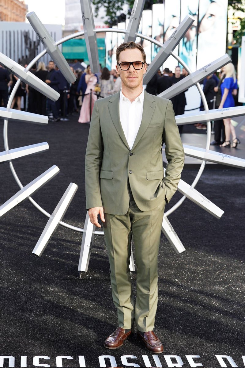 cumberbatch_br's tweet photo. Será que o homem está saindo do período de hibernação? 🤔🤭

Benedict compareceu à premiere britânica de "Dia D", filme produzido e dirigido por Steven Spielberg. O evento aconteceu hoje no Cineworld Leicester Square, no centro de Londres.

Via Getty Images 
1/2 https://t.co/fynbOzhOic