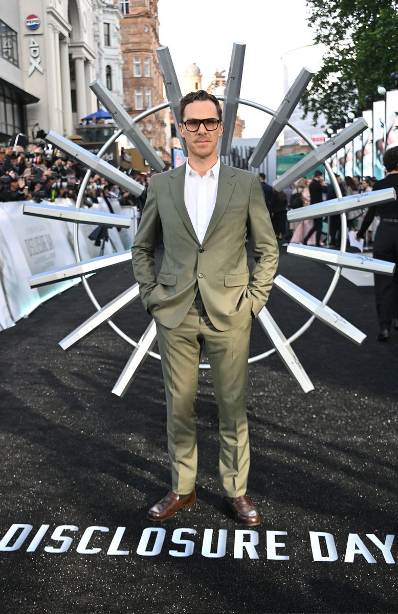 cumberbatch_br's tweet photo. Será que o homem está saindo do período de hibernação? 🤔🤭

Benedict compareceu à premiere britânica de "Dia D", filme produzido e dirigido por Steven Spielberg. O evento aconteceu hoje no Cineworld Leicester Square, no centro de Londres.

Via Getty Images 
1/2 https://t.co/fynbOzhOic