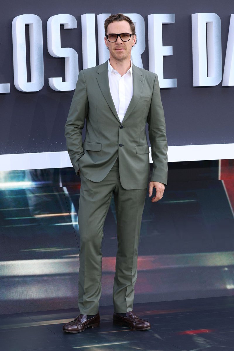 cumberbatch_br's tweet photo. Será que o homem está saindo do período de hibernação? 🤔🤭

Benedict compareceu à premiere britânica de "Dia D", filme produzido e dirigido por Steven Spielberg. O evento aconteceu hoje no Cineworld Leicester Square, no centro de Londres.

Via Getty Images 
1/2 https://t.co/fynbOzhOic