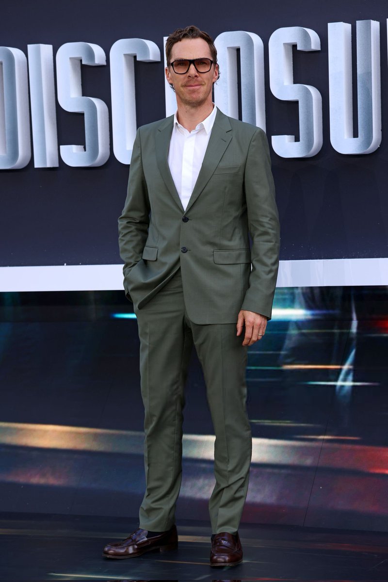 cumberbatch_br's tweet photo. Será que o homem está saindo do período de hibernação? 🤔🤭

Benedict compareceu à premiere britânica de "Dia D", filme produzido e dirigido por Steven Spielberg. O evento aconteceu hoje no Cineworld Leicester Square, no centro de Londres.

Via Getty Images 
1/2 https://t.co/fynbOzhOic